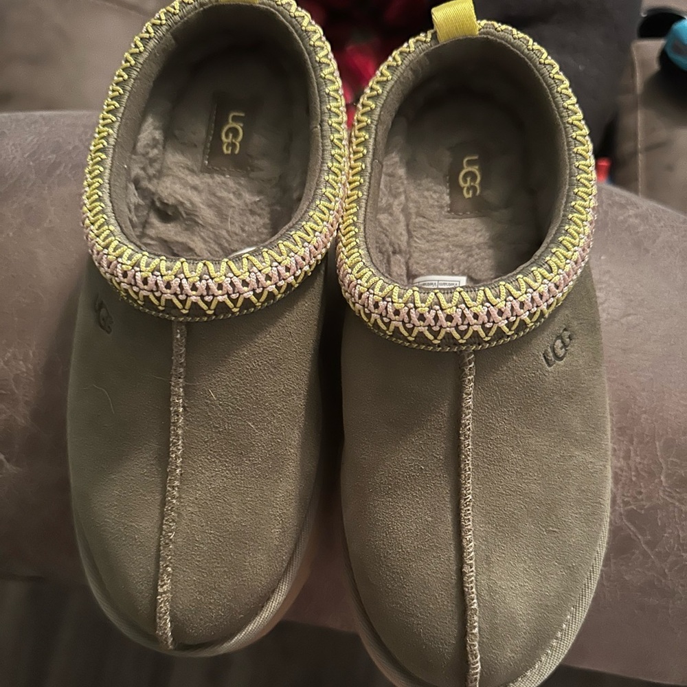 Youth Ugg Tazz slippers